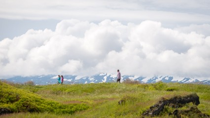 Spaziergänger in Búðir (Halbinsel Snæfellsness)
