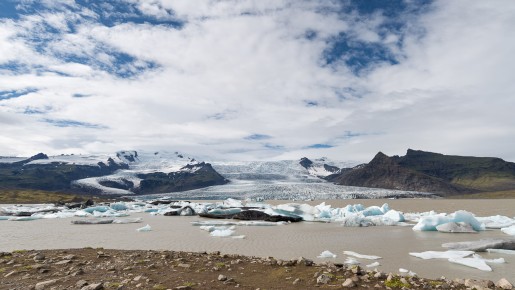 Fjallsárlón, ein Gletschersee am südlichen Ende des Vatnajökull, im Hintergrund der Fjallsjökull.
