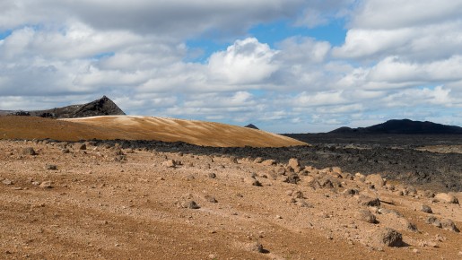 Die schwarze Lava am Leirhnjúkur wirkt wie soeben erstarrt. Der Vulkan stand mit im Zentrum der letzten Ausbruchsserie der Krafla (bis 1984) und ist immer noch warm.