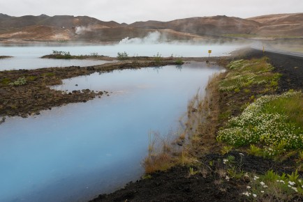Wasser als "Abfallprodukt" eines kleinen Kraftwerks beim Mývatn. Die blaue Farbe kommt von Kieselsäure.