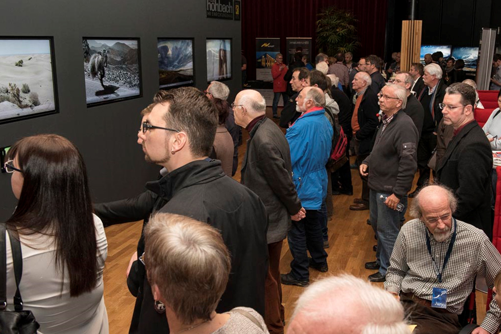 Besucher der 4K-Ausstellung beim 8. Medienfestival 2015