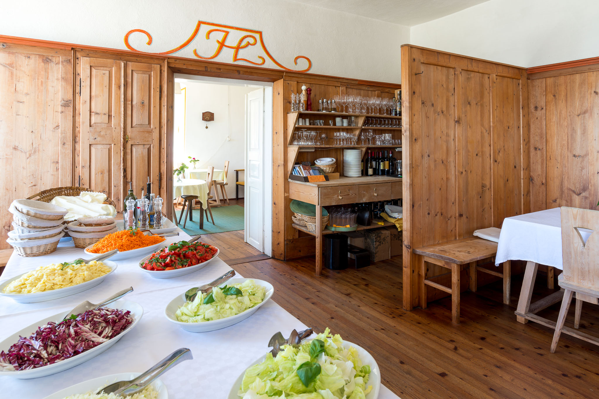 Mittags wartet auf die Gäste ein Salatbuffet. Und wer lange genug am Schlemmen ist....