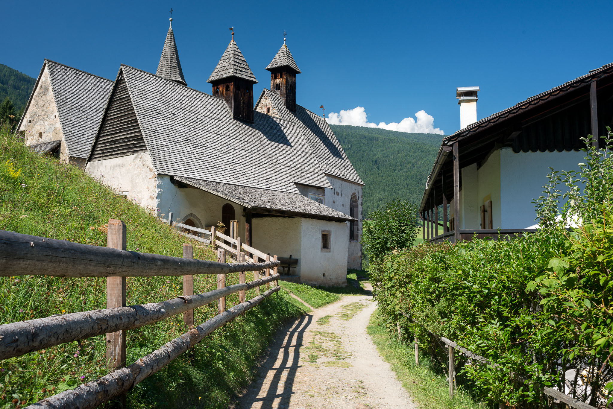 Die drei zusammenhängend gebauten gotischen Kapellen von Bad Dreikirchen, unterhalb von Briol gelegen.