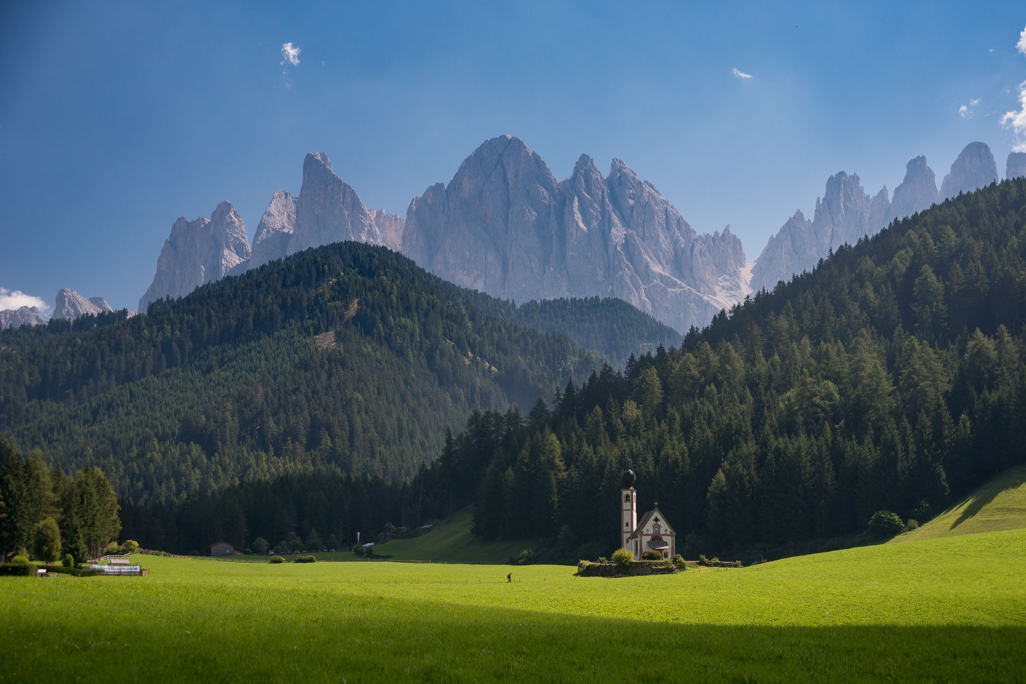 Am Heimweg ein Abstecher ins Villnösstal zur Kirche St. Johann mit sagenhaftem Blick zu Furchetta und Sass Rigais