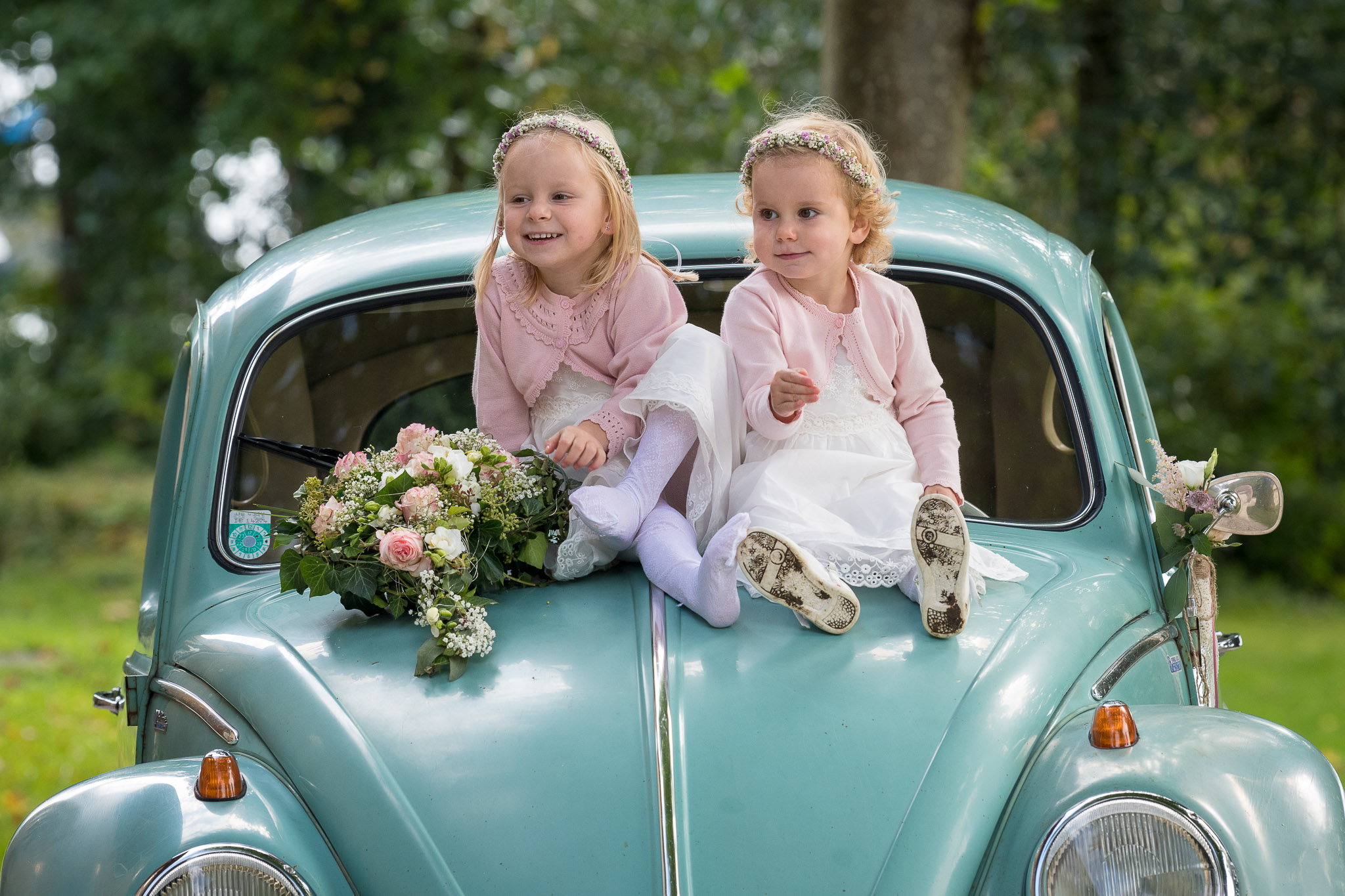 2 Mädchen auf der Motorhaube 