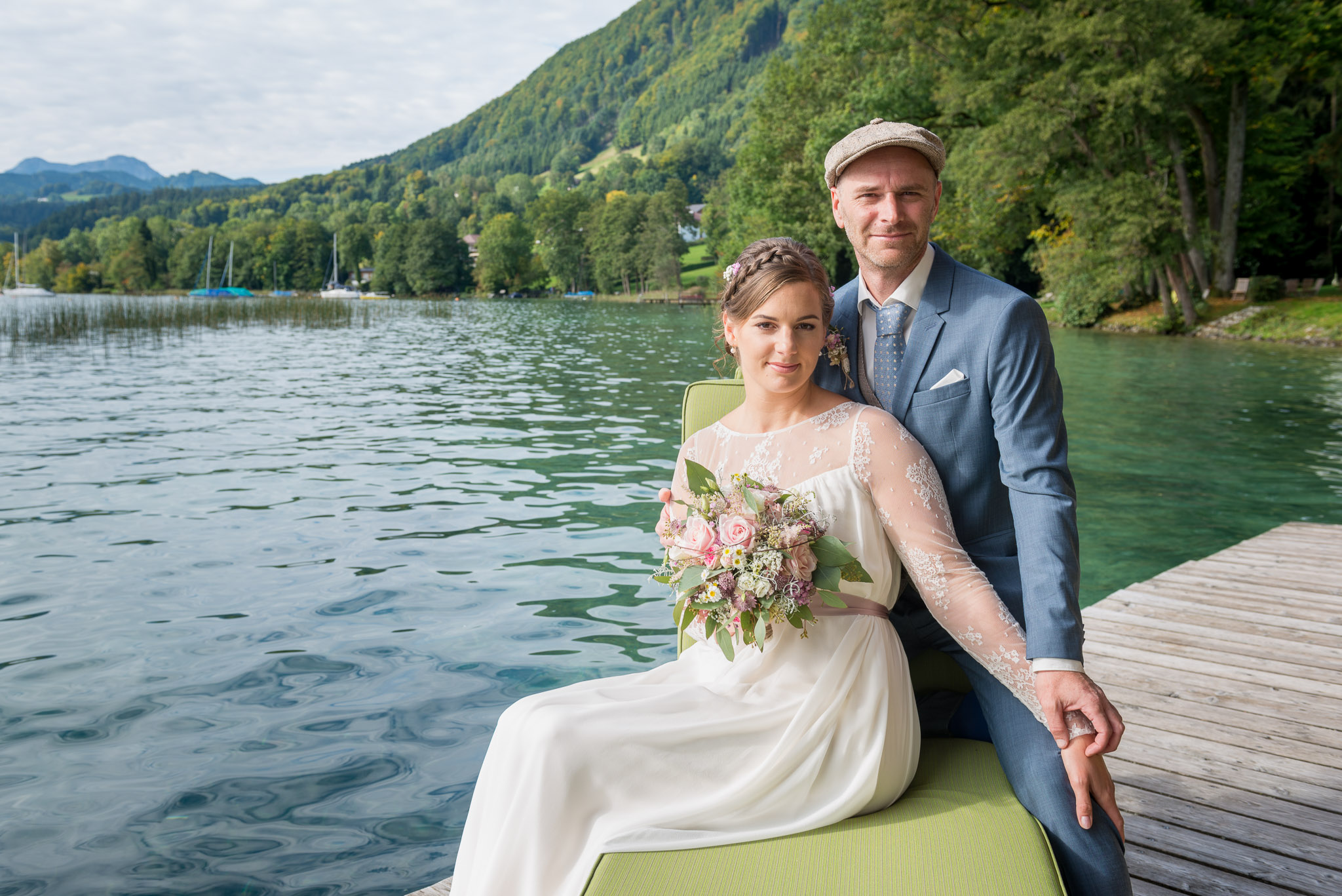 Brautpaar mit dem Attersee im Hintergrund