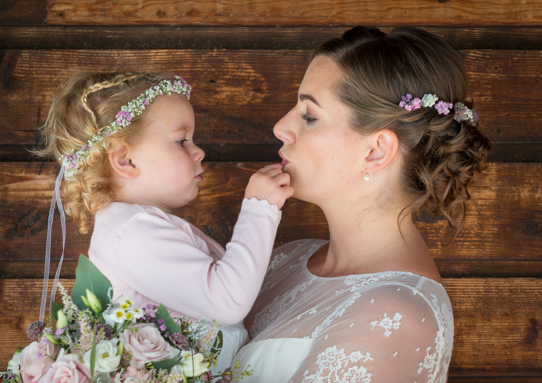 Hochzeit am Attersee, Braut mit Tochter im Arm