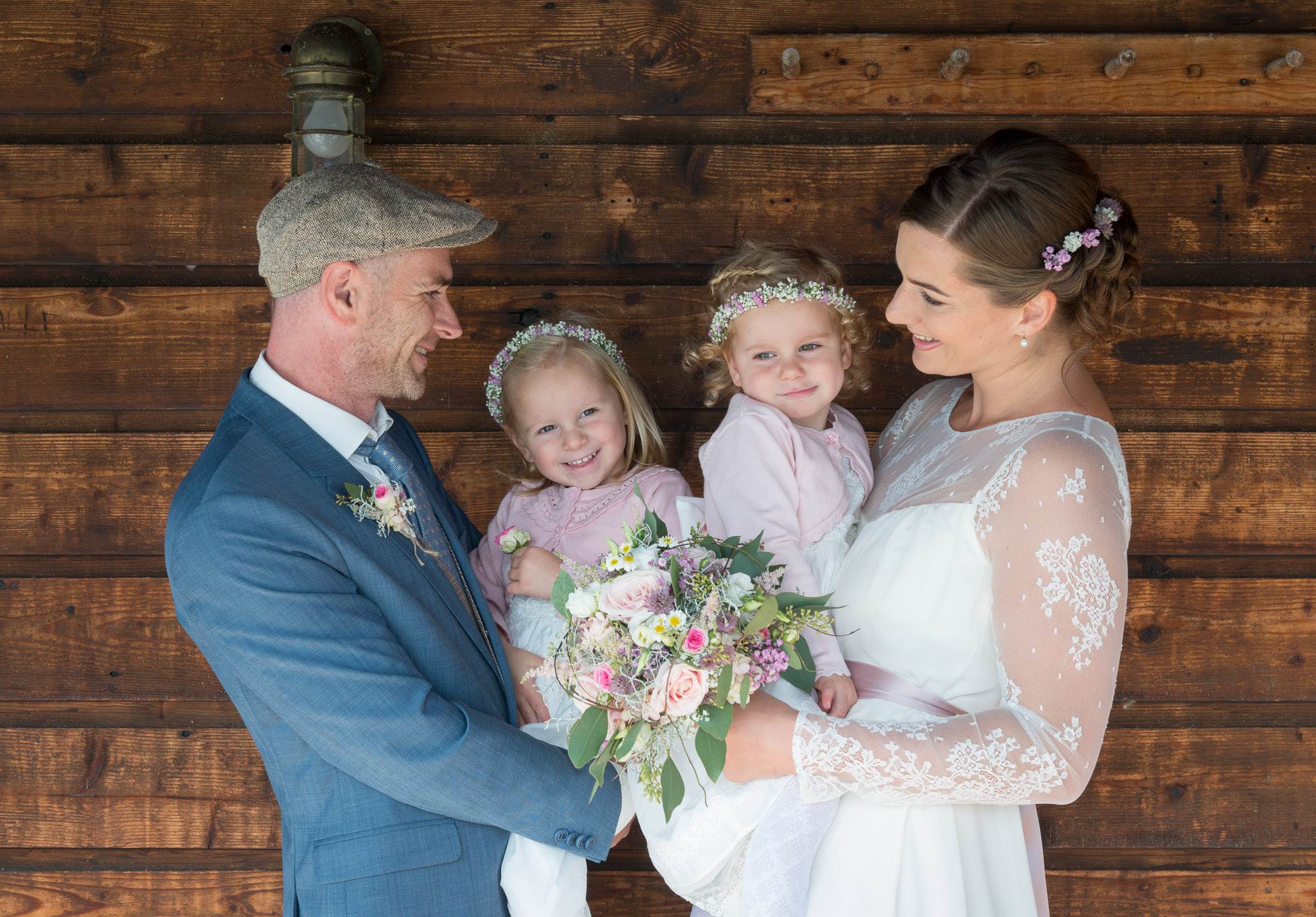 Hochzeit am Attersee, Brautpaar mit den beiden Töchtern