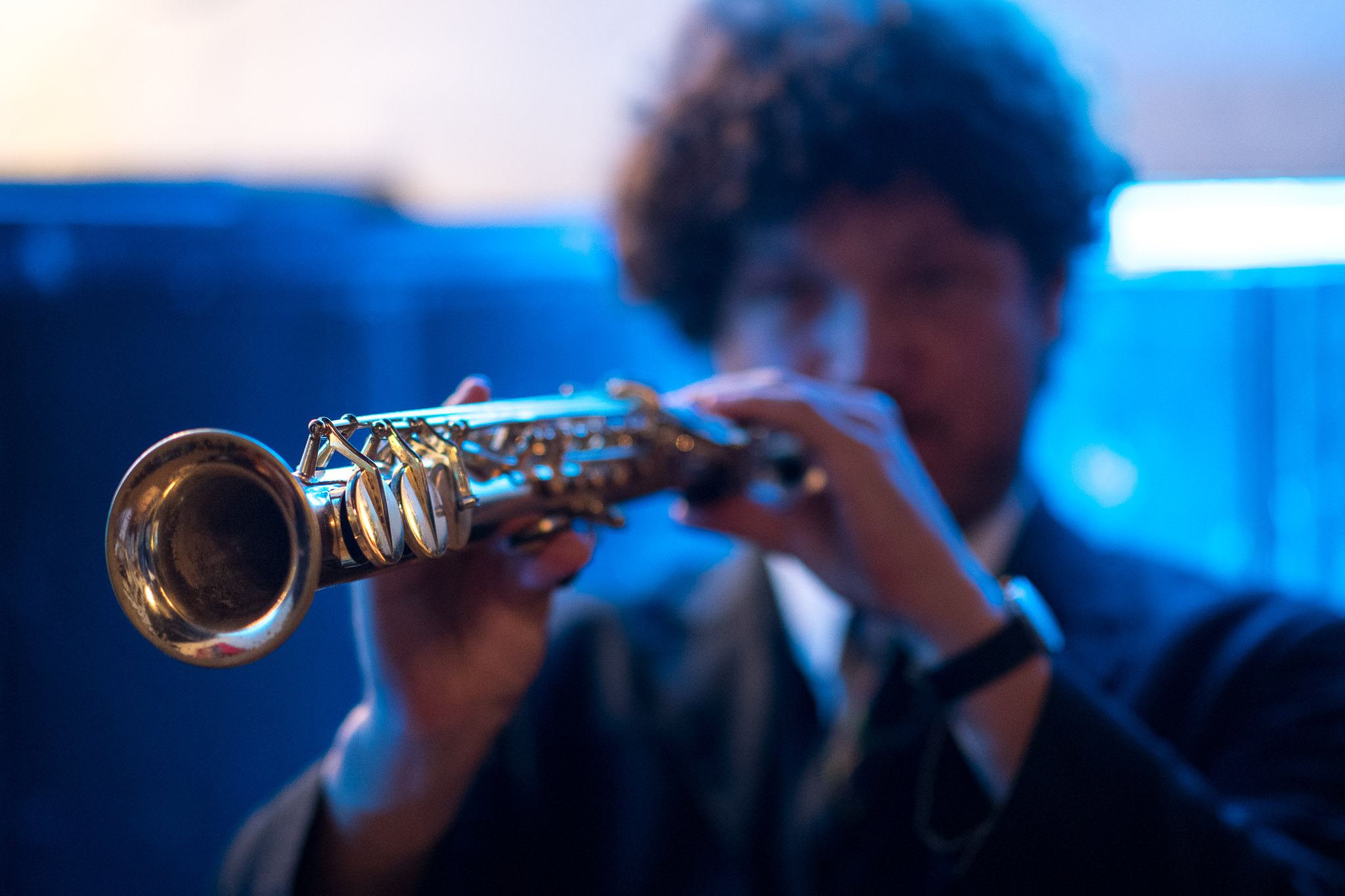 Hochzeit am Attersee. Musiker in blaues Licht getaucht