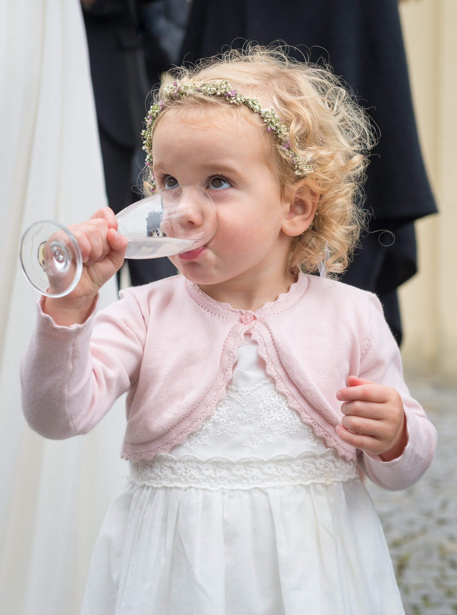 Mädel trinkt Wasser aus einem Sektglas