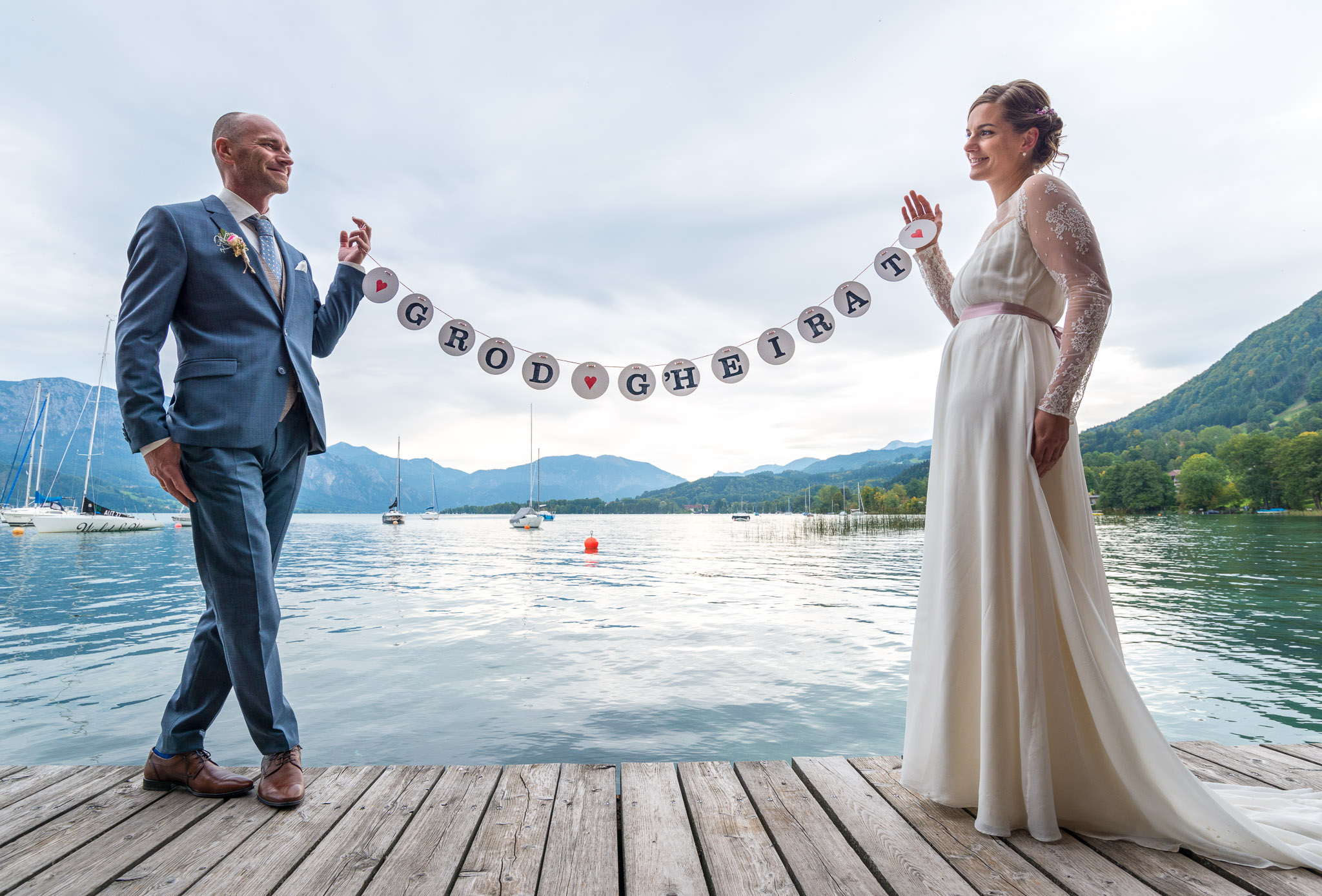 Hochzeitspaar mit Girlande vorm Attersee