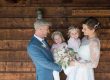 Hochzeit am Attersee - Hochzeitspaar mit zwei kleinen Mädchen am Arm