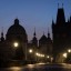 Silhouette von den Gebäuden hinter Karlsbrücke, Laternen