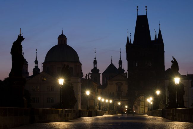 Silhouette von den Gebäuden hinter Karlsbrücke, Laternen
